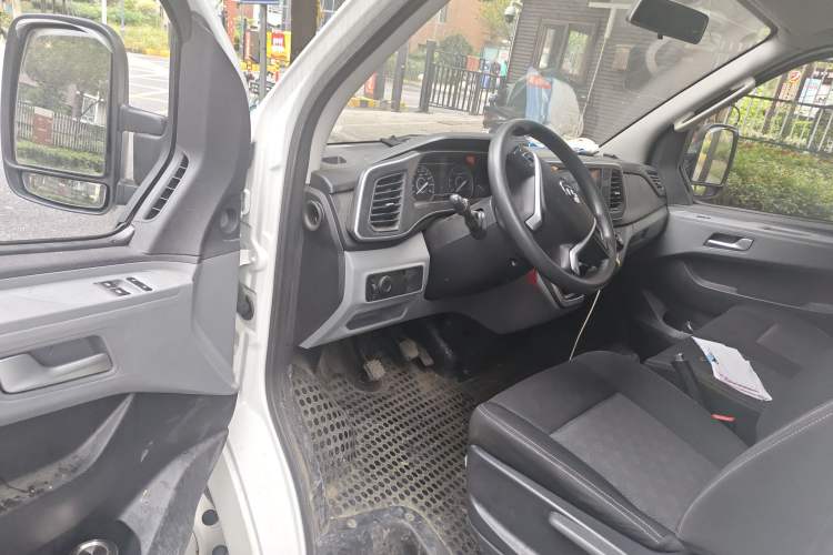 Used SAIC MAXUS Xintu V80 2025 Value Edition Aoyuntong 2.0T Manual Long Wheelbase Mid-Height Design 127 Ps 6/7/9-Seater
