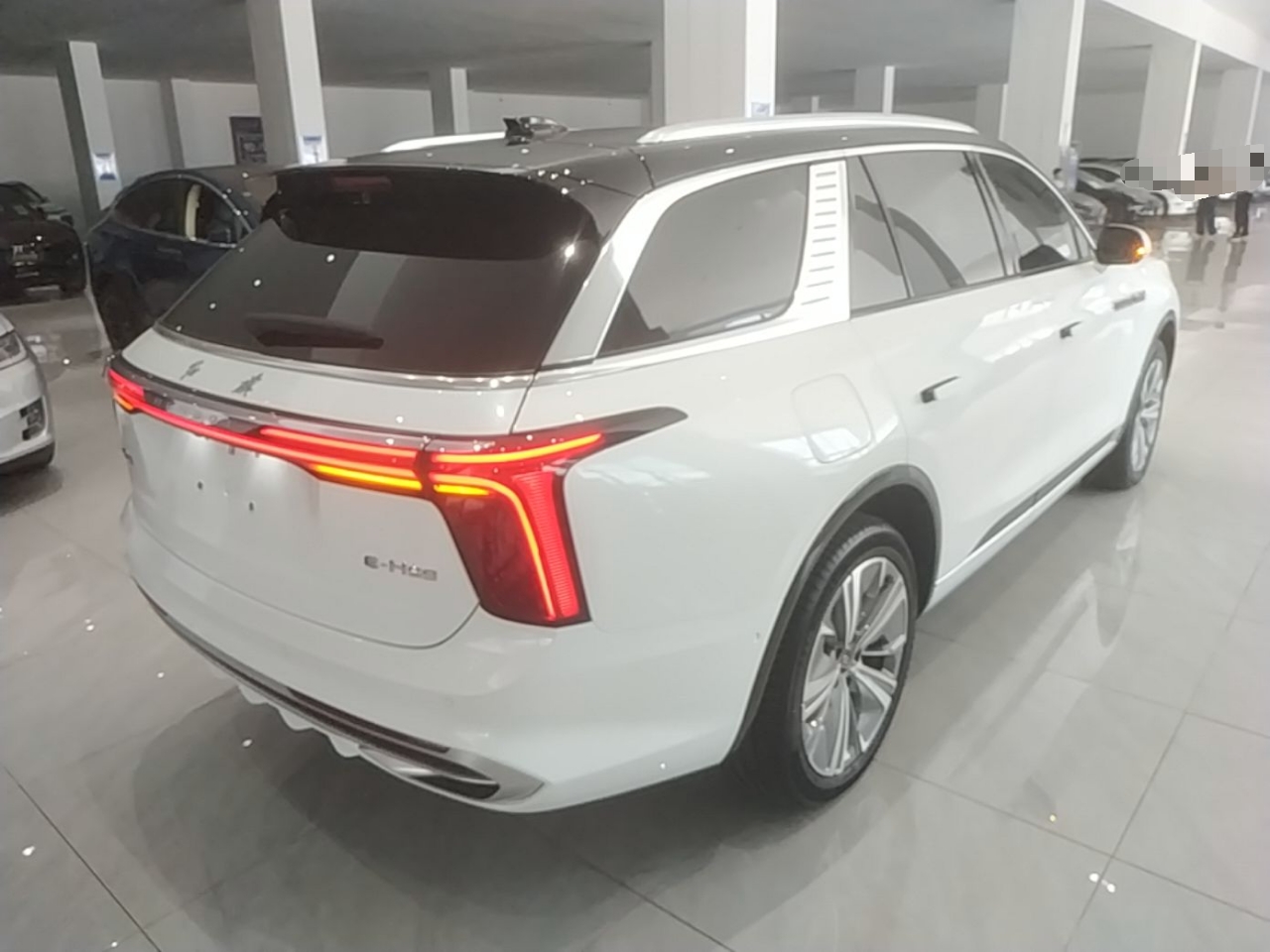 Hongqi E-HS9 2022 660 km Range Flagway Edition Six Seats — снимка 6