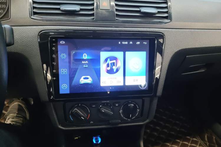 Used Volkswagen Santana 2016 1.6L Automatic Fashion Edition Audio And AC Panel