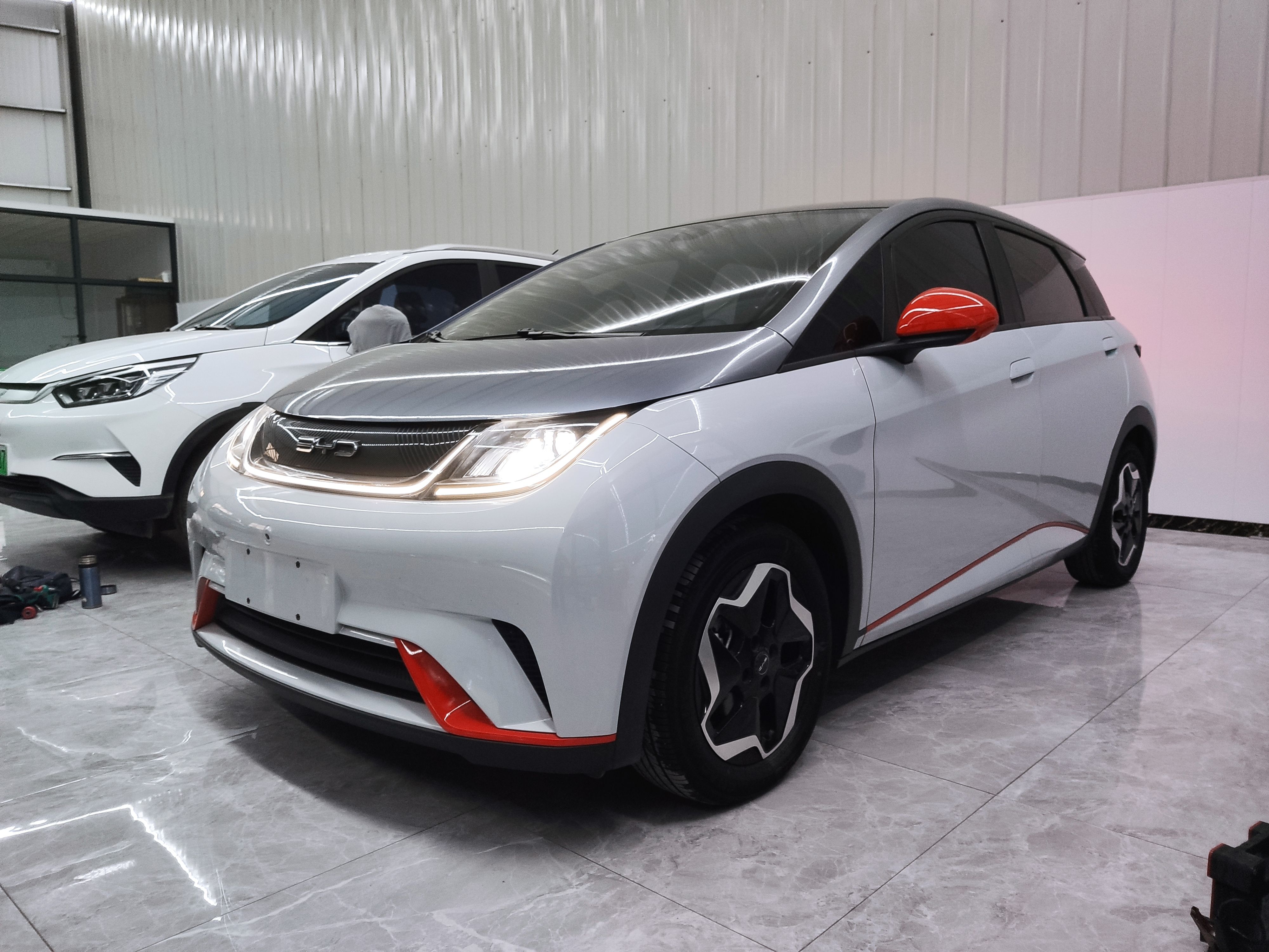 Под передней частью автомобиля