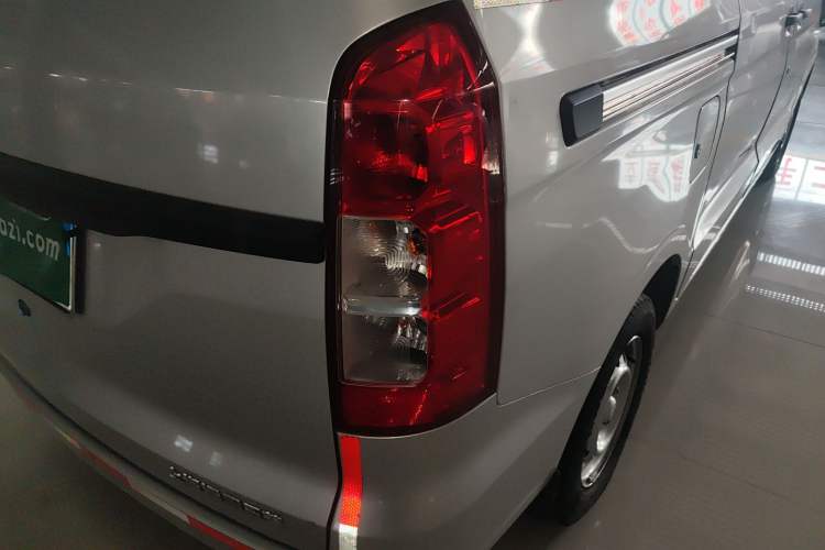 Used Wuling Hongguang V 2022 1.5L Jingqu Edition Enclosed-Window Vehicle with Electric Power Steering LAR