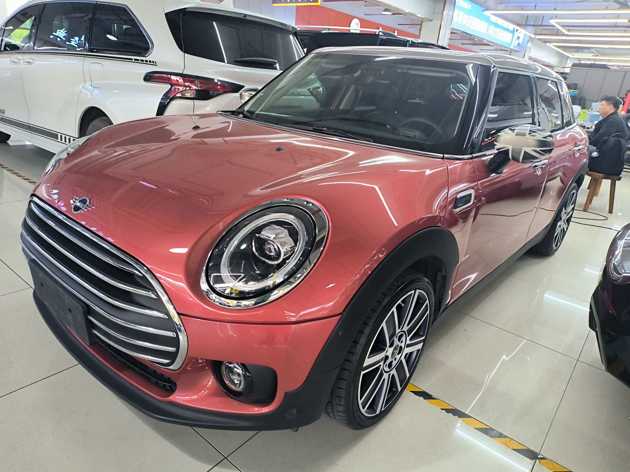 تحت مقدمة السيارة