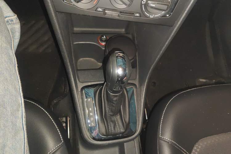 Used Volkswagen Santana 2016 Cross 1.6L Automatic Fashion Edition Gear Lever