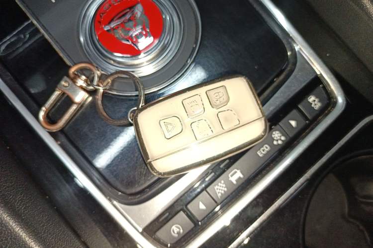 Used Jaguar F-PACE 2016 2.0T Two-Wheel-Drive R-Sport Sport Edition
