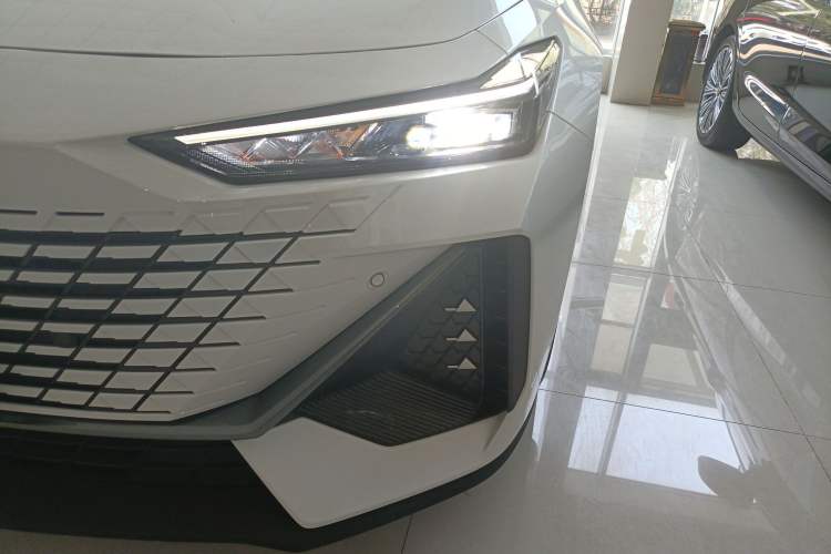 Used CHANGAN UNI-V 2025 1.5T 500Bar High-Energy Version