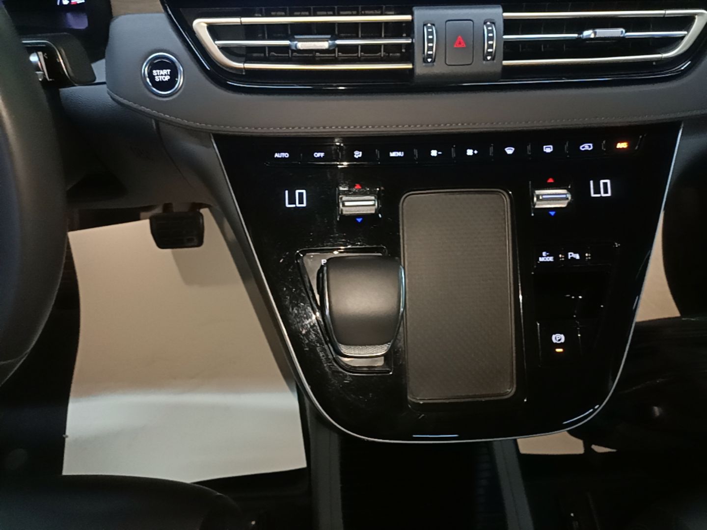 Hongqi HQ9 PHEV 2024 2.0T Four-Wheel Drive Business Edition — снимка 16