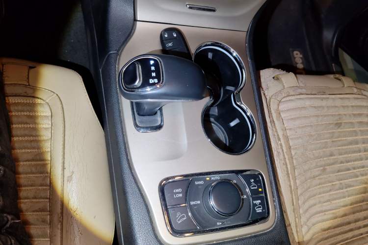 Used Jeep Grand Cherokee 2014 3.6L Elite Navigation Edition Gear Lever