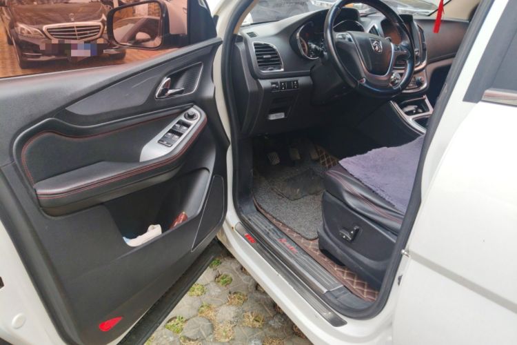 Used Baojun 560 2015 1.8L manual luxury version Driver Seat