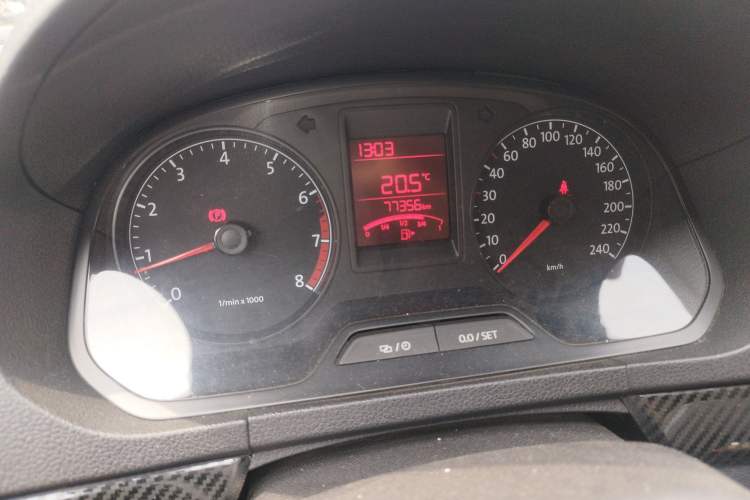 Used Volkswagen Jetta 2015 1.4L Manual Fashion Model Odometer Close Up