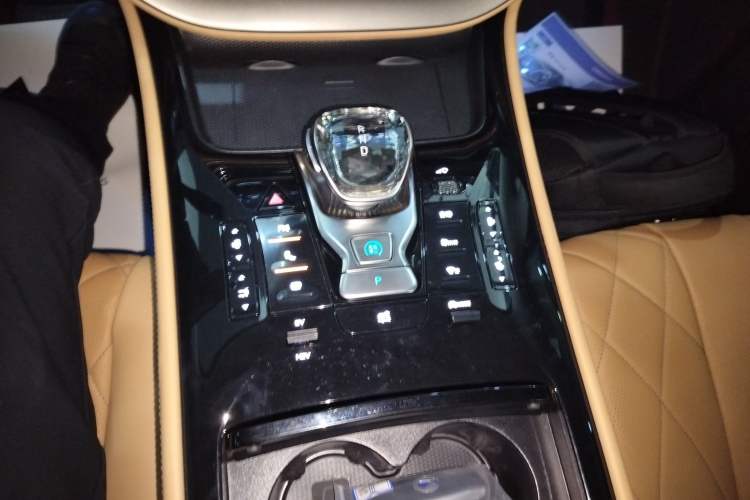 Used Denza D9 2024 DM-i 980 Four-Wheel Drive Prestige Model