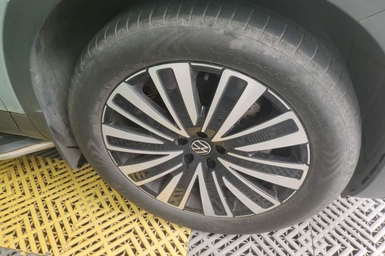 Used Volkswagen Tavendor 2023 330TSI Luxury Touring Edition Right Front Wheel Hub