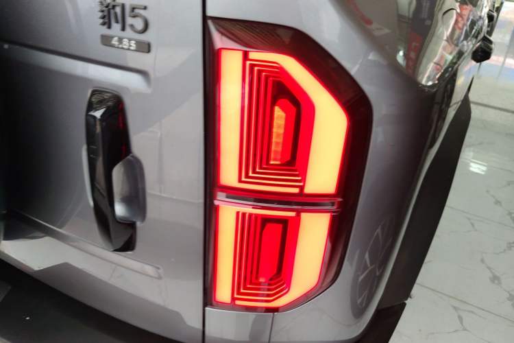 Used Formula Leopard 5 2023 Navigator Edition
