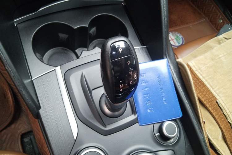 Used Alfa Romeo Giulia 2017 2.0T 200HP Luxury Edition Gear Lever