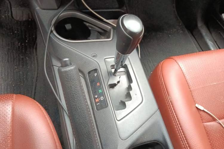 Used Toyota RAV4 2016 2.0L CVT Two-Wheel Drive Fashion Edition China V Standard Gear Lever