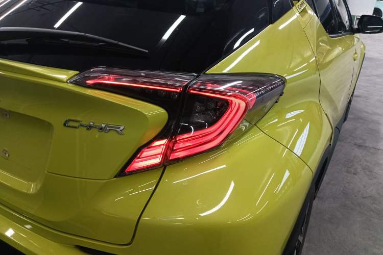 Used Toyota C-HR 2018 2.0L Luxury Sunroof Version China V Emission Standard Exterior 6