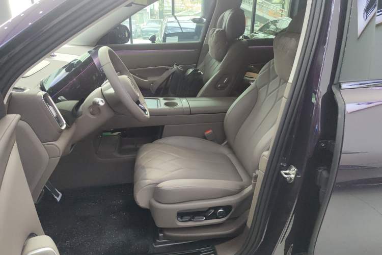 Used Hima AITO M8 2025 Model Pure Electric Max+ Six-Seat Four-Wheel-Drive Version