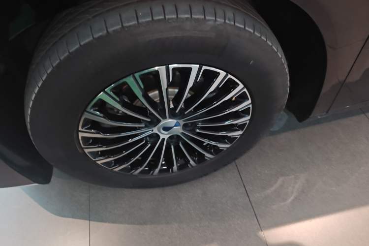 Used Denza D9 2025 DM-i Intelligent Drive 1020 Four-Wheel Drive Flagship Model