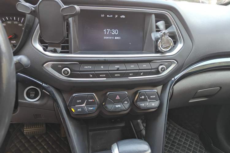 Used GAC Trumpchi GS4 2017 235T G-DCT Two-Wheel Drive Luxury Edition Audio And AC Panel