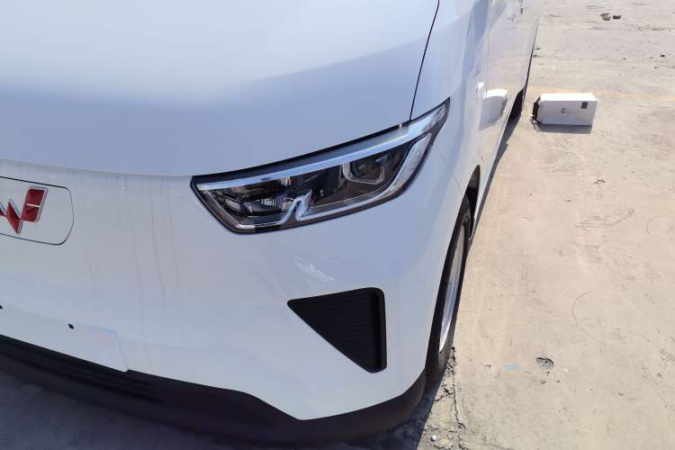 Used Wuling Yangguang 2024 300KM Comfort Version Passenger Van 75kW Left Front Headlight