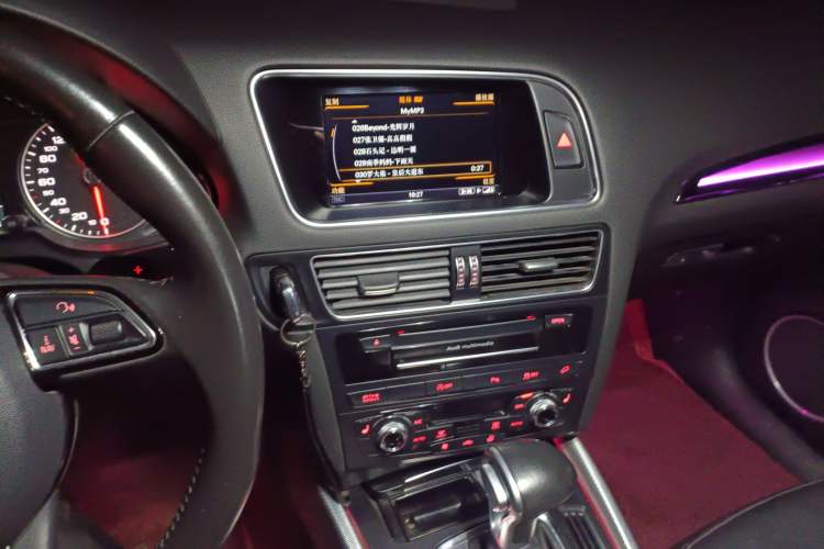 Used Audi Q5 2013 45 TFSI quattro Sport Edition Audio And AC Panel