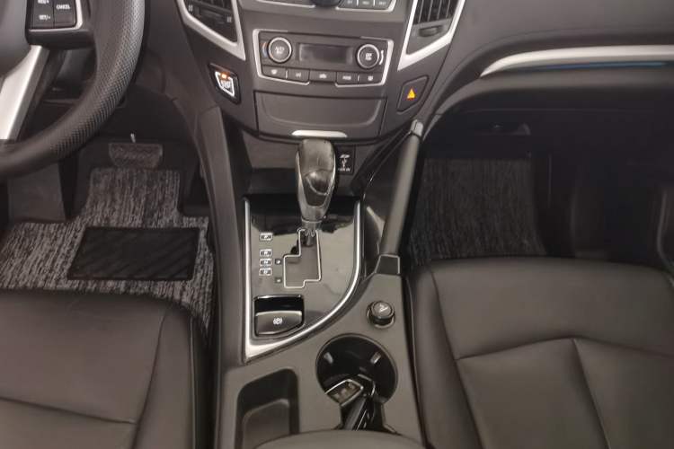 Used Dongfeng Aeolus AX7 2015 2.0L Automatic Zhiyi Trim
