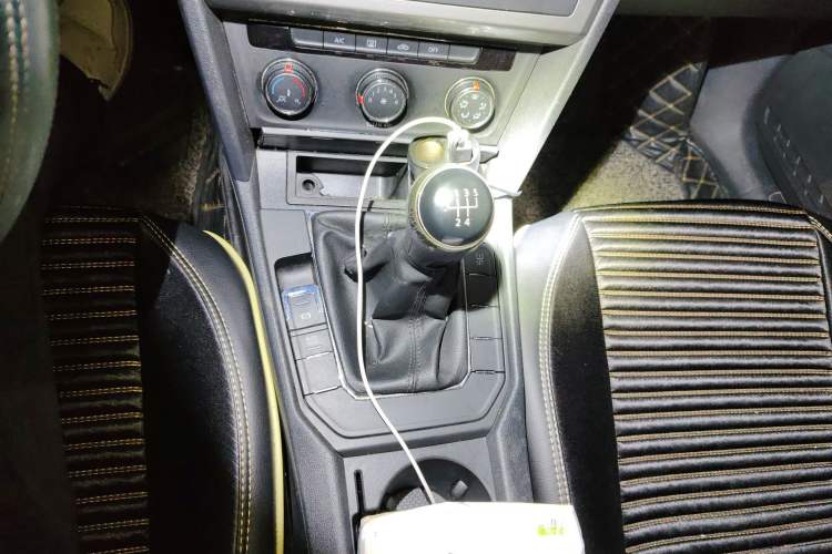 Used Volkswagen Lamando 2015 230TSI Manual Trend Edition Gear Lever