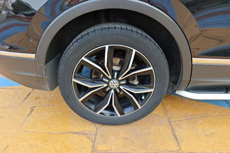 Used Volkswagen Tiguan L 2019 380TSI Automatic All-Wheel Drive Luxury Edition with 7 Seats China VI Standard
