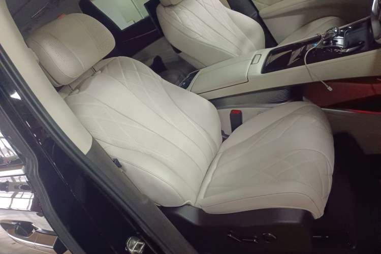 Used Denza D9 2025 DM-i Intelligent Drive 1020 Four-Wheel Drive Prestige Model