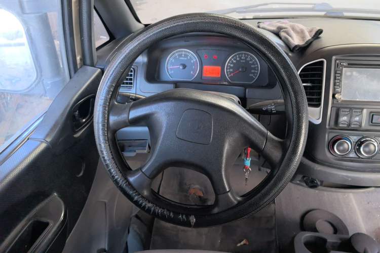 Used FORTHING Lingzhi 2014 V3 1.5L 7-Seater Comfort Model Steering Wheel