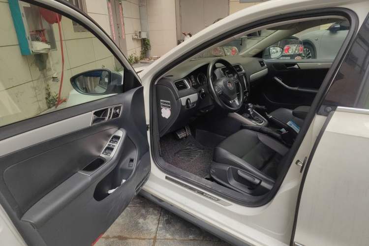 Used Volkswagen Sagitar 2014 1.4TSI Automatic Luxury Model Driver Seat