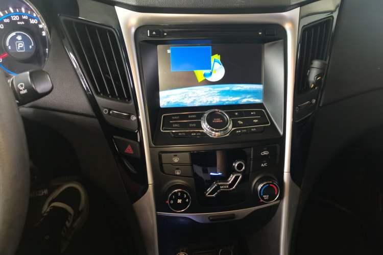 Used Hyundai Sonata 2011 2.0L Automatic Fashion Edition Audio And AC Panel