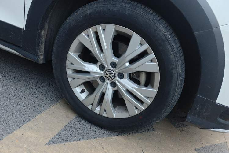 Used Volkswagen C-TREK 2017 230TSI DSG Comfort Version Right Front Wheel Hub