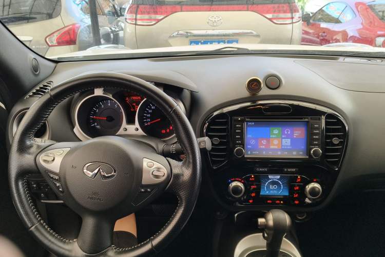 Used Infiniti ESQ 2014 1.6L Spontaneous Edition Interior 2