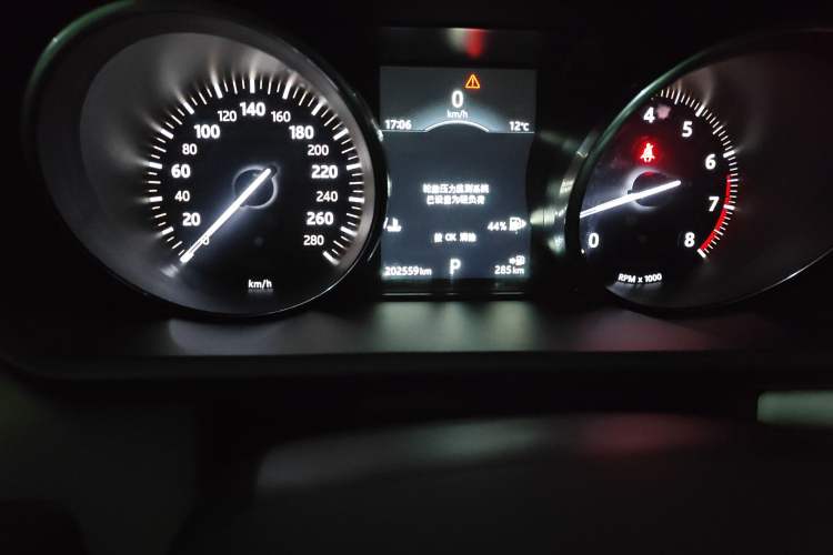 Used Land Rover Range Sport 2016 3.0 SC V6 HSE Odometer Close Up