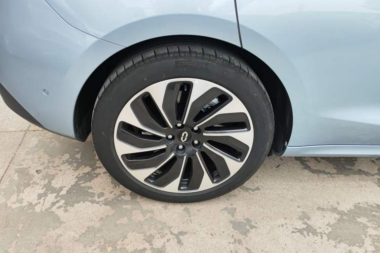 Used Hima AITO M5 2023 Extended-Range Four-Wheel Drive Intelligent Driving Version Right Rear Wheel Hub