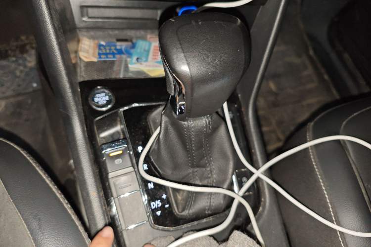 Used Volkswagen Tiguan L 2019 Updated Version 330TSI Automatic Two-Wheel Drive Panoramic Comfort Edition China VI Standard Gear Lever