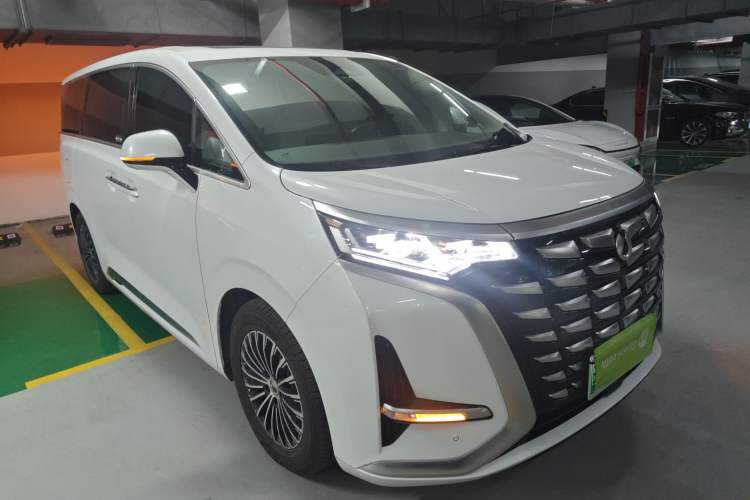 Used Denza D9 2022 DM-i 1040 Prestige Model Front Right 45 Deg