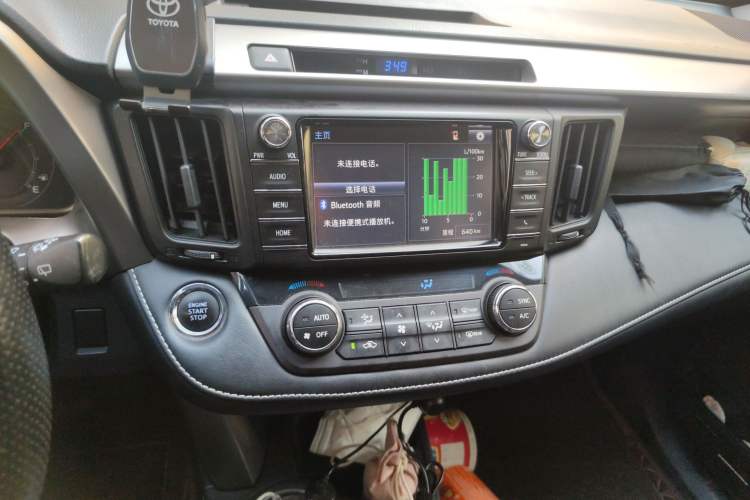 Used Toyota RAV4 2016 2.0L CVT Two-Wheel Drive Fashion Edition China V Standard Audio And AC Panel