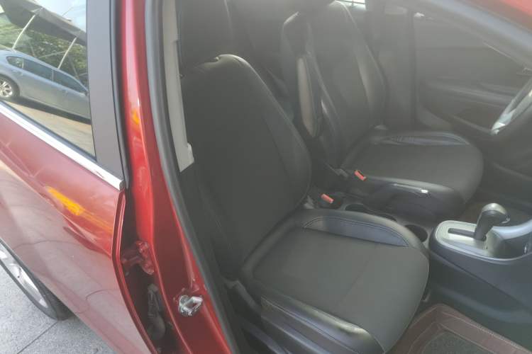 Used Chevrolet Trax 2014 1.4T Automatic Two-Wheel Drive Luxury Model Right Front Seat