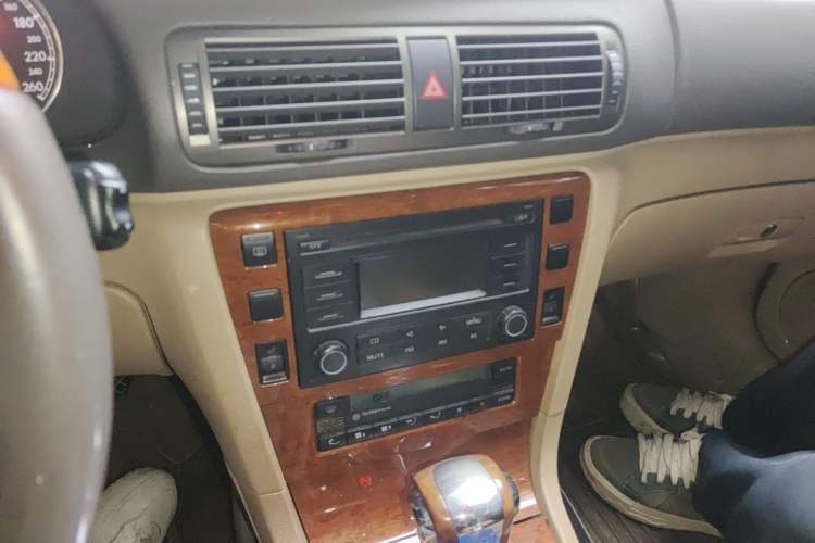 Used Volkswagen Passat 2005 1.8T Automatic Deluxe Plus Version Audio And AC Panel