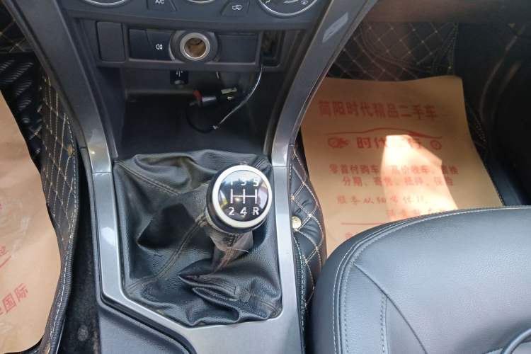 Used Great Wall Wingle 5 2017 2.4L European Version Gasoline Two-Wheel Drive Entry-Level Big Double Cab 4G69S4N Gear Lever