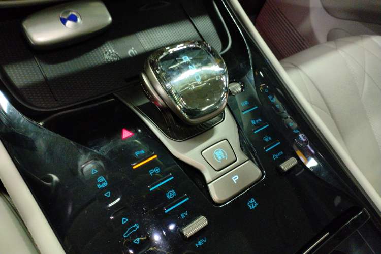 Used Denza D9 2022 DM-i 970 Four-Wheel Drive Flagship Model
