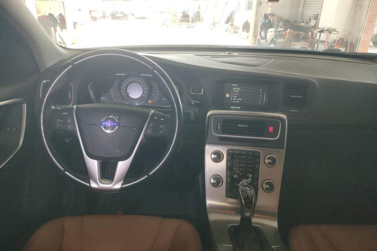 Used Volvo S60 2014 S60L 2.0T Zhiyuan Edition
