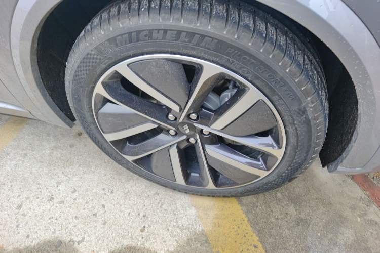 Used Li Auto L9 2024 Ultra Model Right Front Wheel Hub