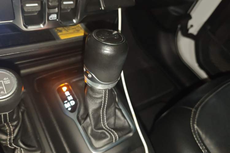 Used Jeep Wrangler 2019 2.0T Sahara Four-Door Version China VI Emission Standard