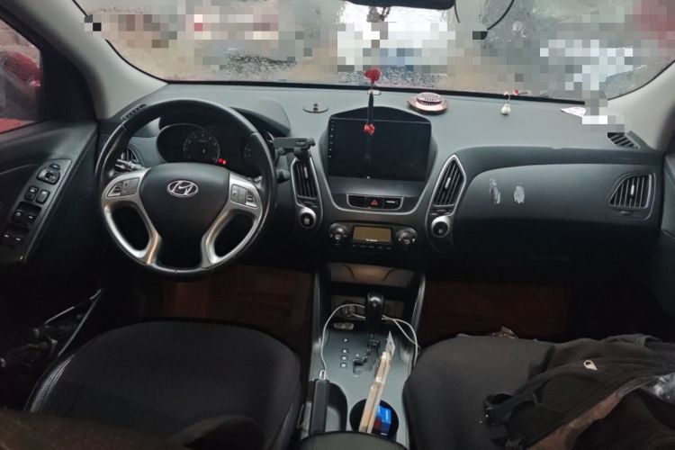 Used Hyundai ix35 2010 2.0L Automatic Two-Wheel Drive Elite Edition GLS Center Console