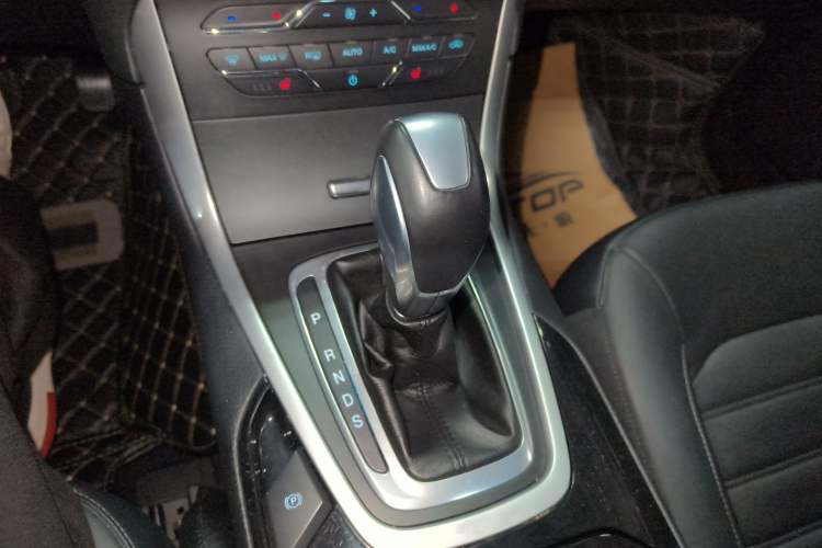 Used Ford Edge 2015 2.0T GTDi Two-Wheel-Drive High-Line Version
