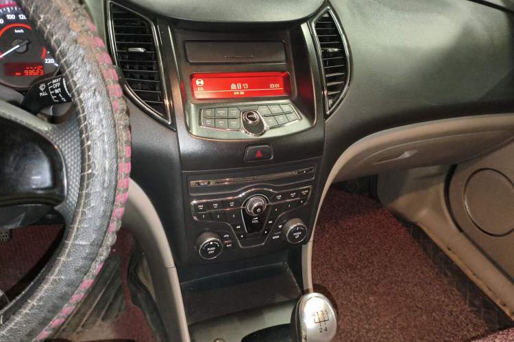 Used Bestune B50 2013 1.6L manual Comfort trim level Audio And AC Panel