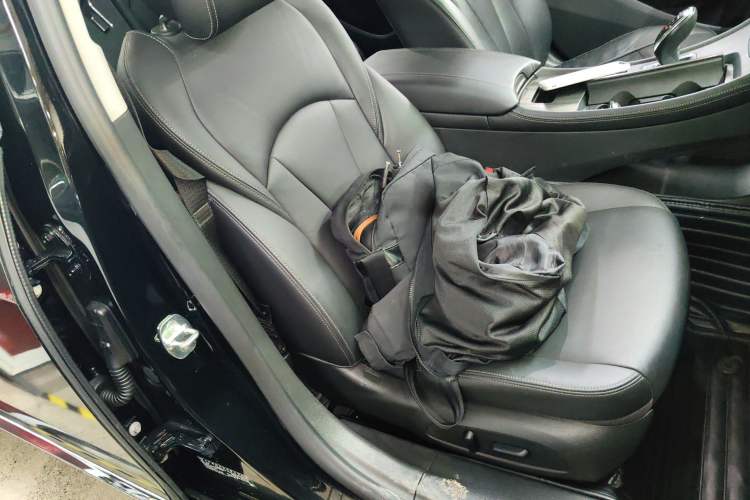 Used Buick LaCrosse 2019 28T Luxury Version Right Front Seat