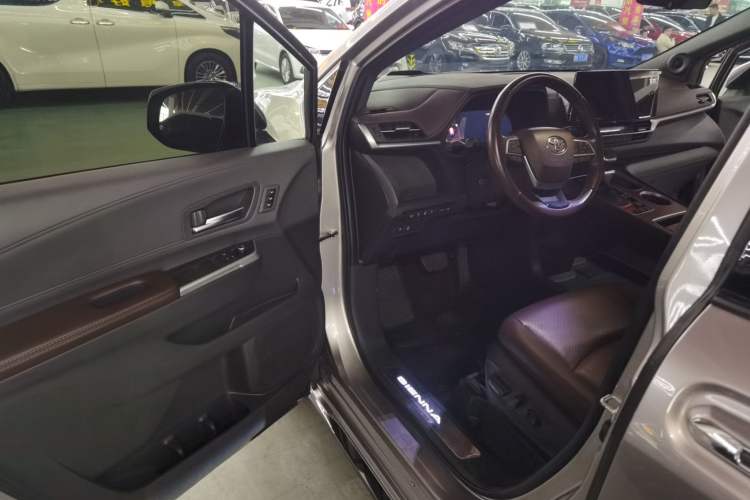 Used Toyota SIENNA 2023 2.5L Hybrid Platinum Edition